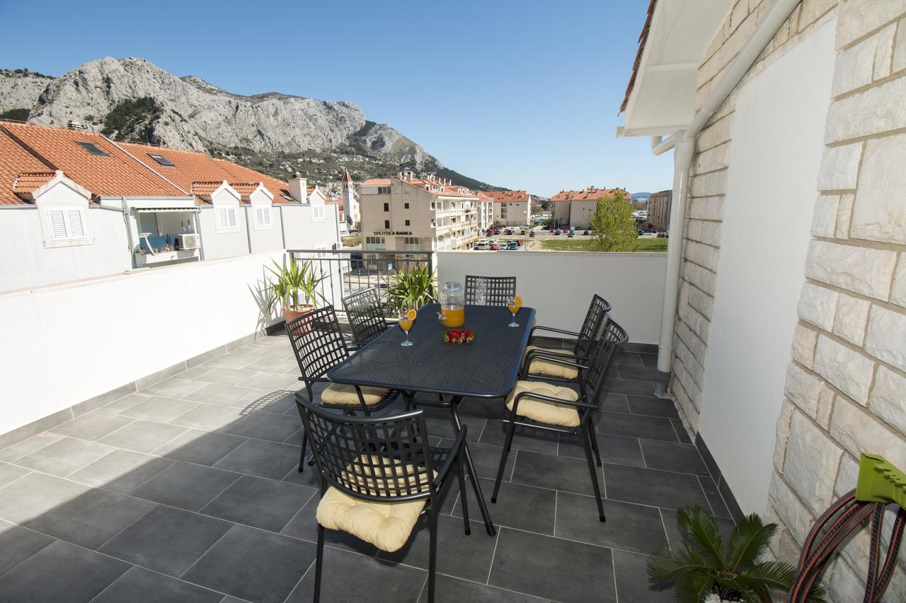 Cherry Omiš Buitenkant foto