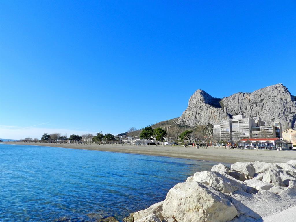 Cherry Omiš Buitenkant foto