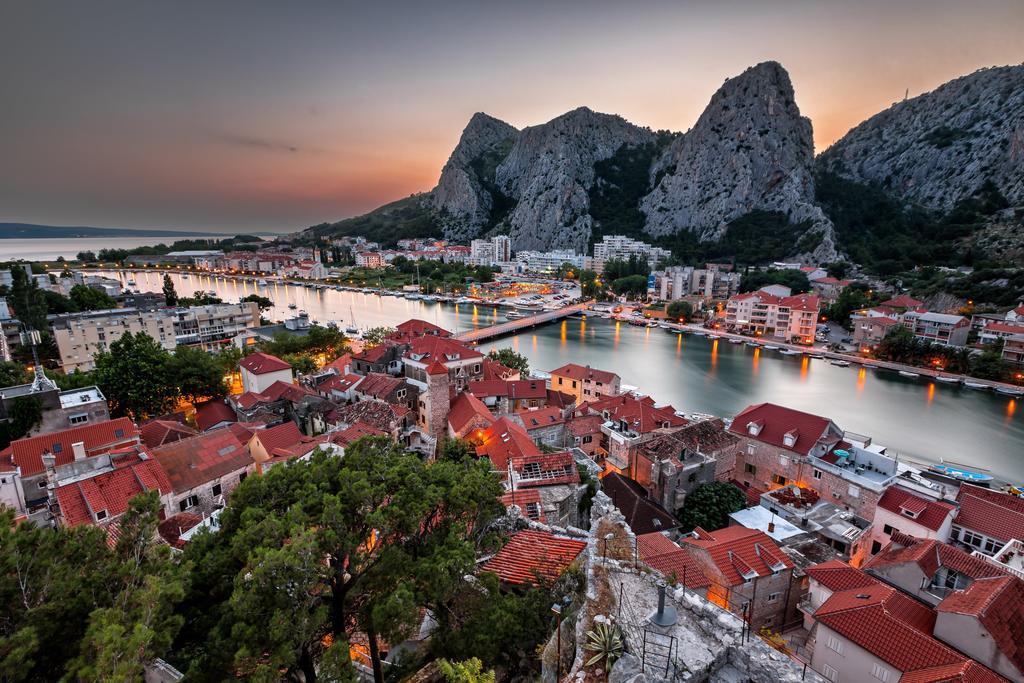 Cherry Omiš Buitenkant foto